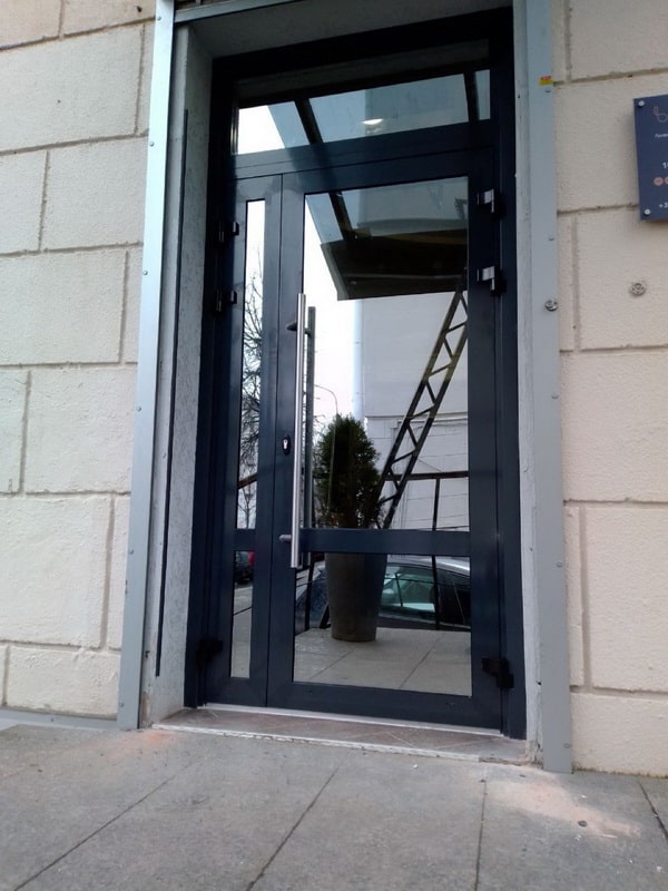 Алюминиевая дверь с терморазрывом ral 7024. Входная группа Алютех w62. Двери алюминиевые входные ALUTECH. : ALUTECH\w62\дверь в проем. Окна Алютех w72.