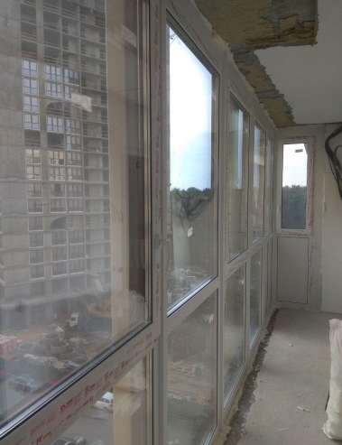 Панорамный балкон из ПВХ. Профиль – КВЕ 70мм(а-класса), фурнитура ROTO, двухкамерный энергосберегающий стеклопакет 40мм с мультистеклом.