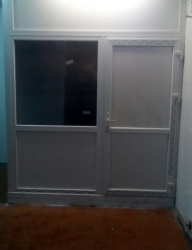 ООО &quot;Бранцево&quot;. Перегородка ПВХ. Профиль – WDS 60, однокамерный стеклопакет, сендвич-панель, дверь из дверного профиля.