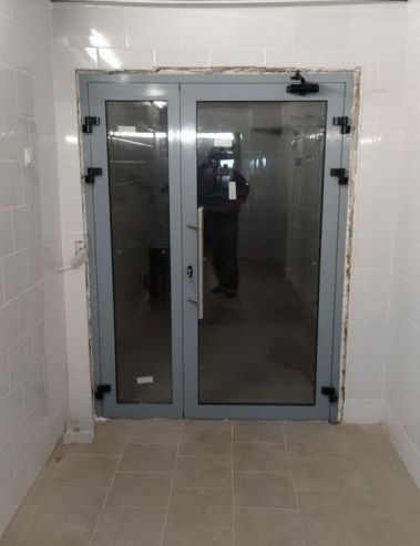Дверь (внутренняя) из алюминиевого профиля ALUTECH С48. Покраска - 7004, черные петли, ручка-штанга стальная 750мм.