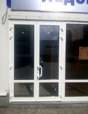 Дворец спорта. Дверь (наружная) из алюминиевого профиля ALUTECH W62. Белая, 4е накладные петли, ручка-скоба.