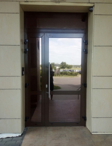 Пионерская. Дверь (наружная, в подъезд) из алюминиевого профиля ALUTECH W62. Покраска – 8017, 4е петли 8017, ручка-штанга стальная 1000мм.