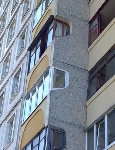 Есенина. Балконная рама из ПВХ с трапецией, буквой «Г». Профиль – WDS 60мм, однокамерный стеклопакет 24мм.