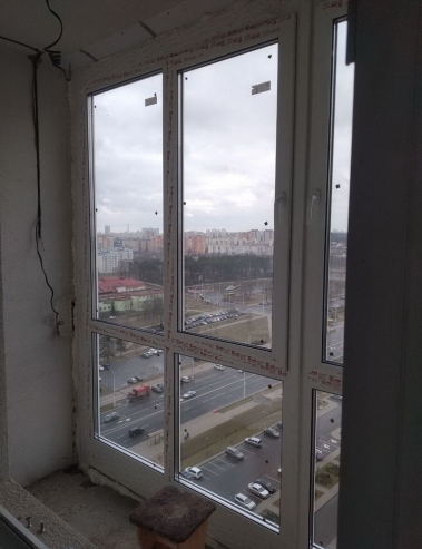 Мястровская. Панорамный балкон из ПВХ. Профиль – КВЕ 70мм(а-класса), фурнитура ROTO, двухкамерный энергосберегающий стеклопакет 40мм. 